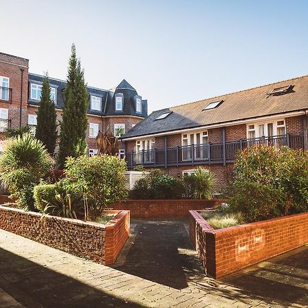 Charming Two Bedroom Apartment With Free Private Parking Leatherhead Bagian luar foto
