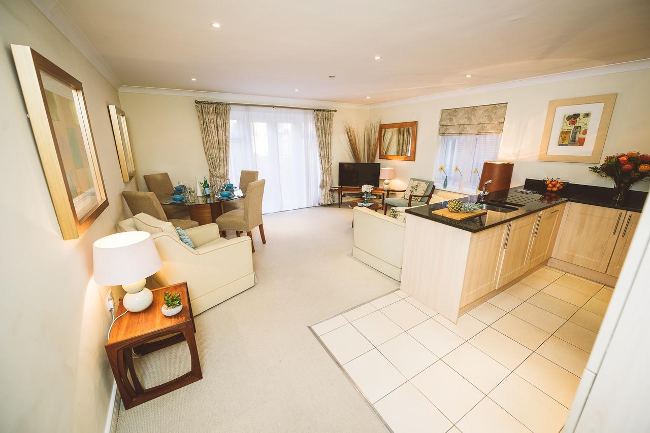 Charming Two Bedroom Apartment With Free Private Parking Leatherhead Bagian luar foto