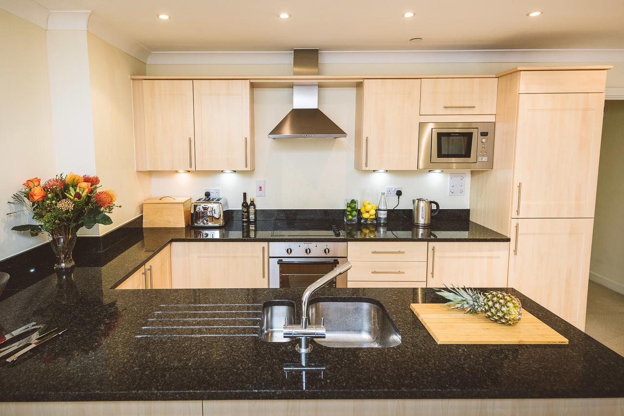 Charming Two Bedroom Apartment With Free Private Parking Leatherhead Bagian luar foto