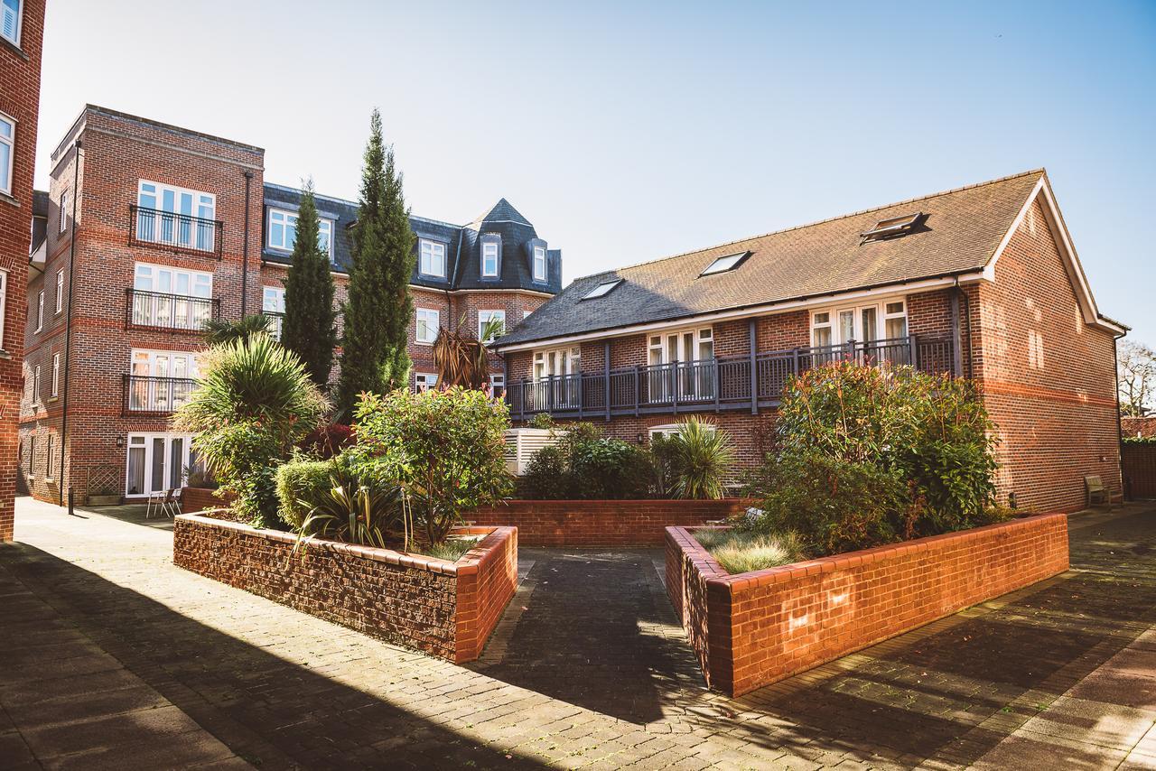 Charming Two Bedroom Apartment With Free Private Parking Leatherhead Bagian luar foto