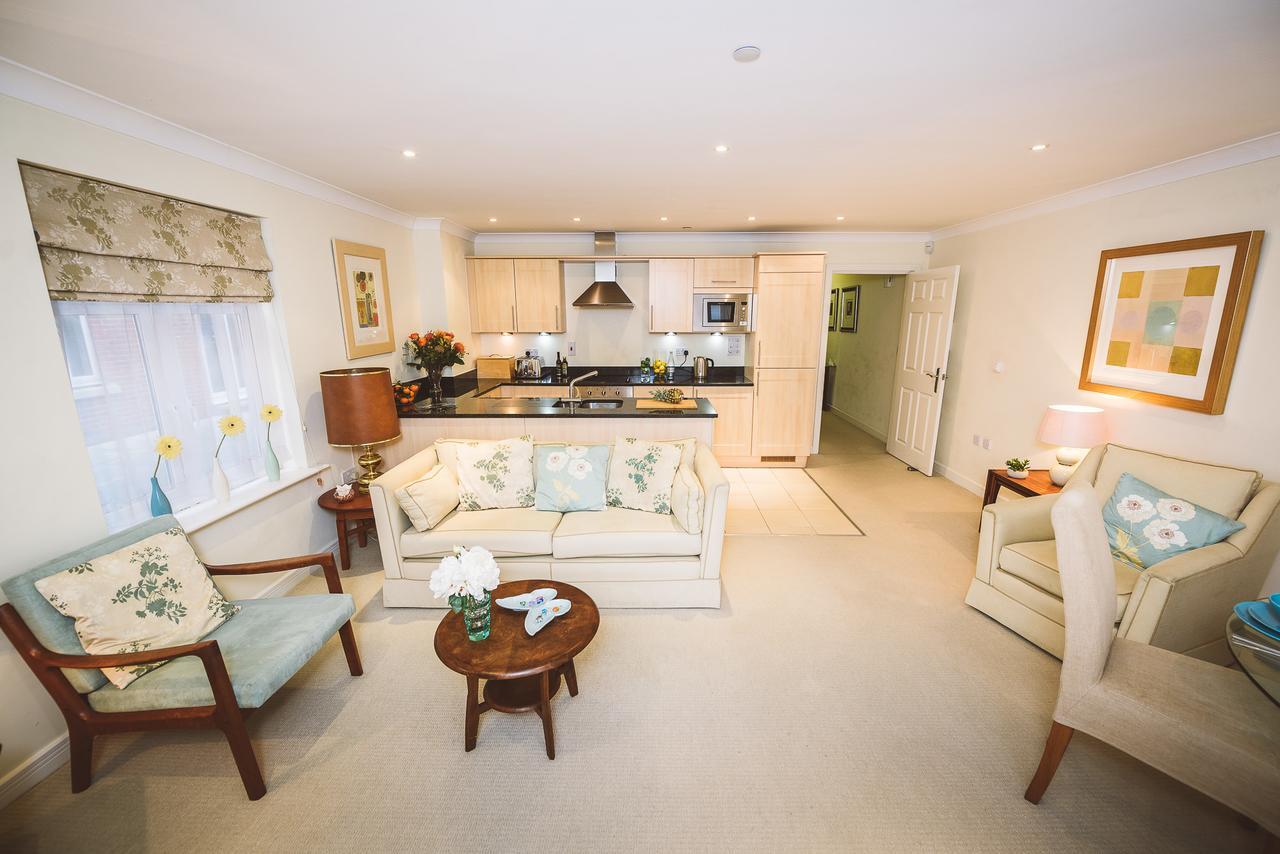 Charming Two Bedroom Apartment With Free Private Parking Leatherhead Bagian luar foto