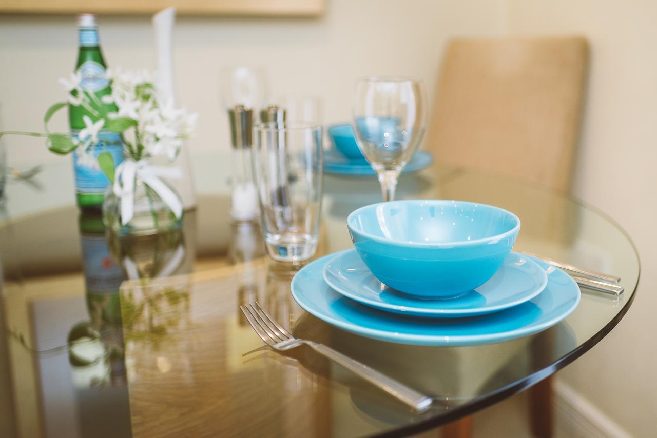 Charming Two Bedroom Apartment With Free Private Parking Leatherhead Bagian luar foto