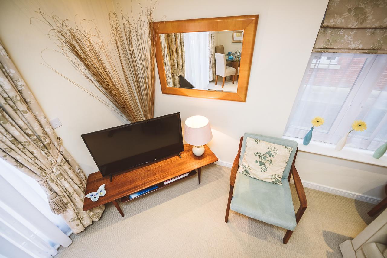 Charming Two Bedroom Apartment With Free Private Parking Leatherhead Bagian luar foto