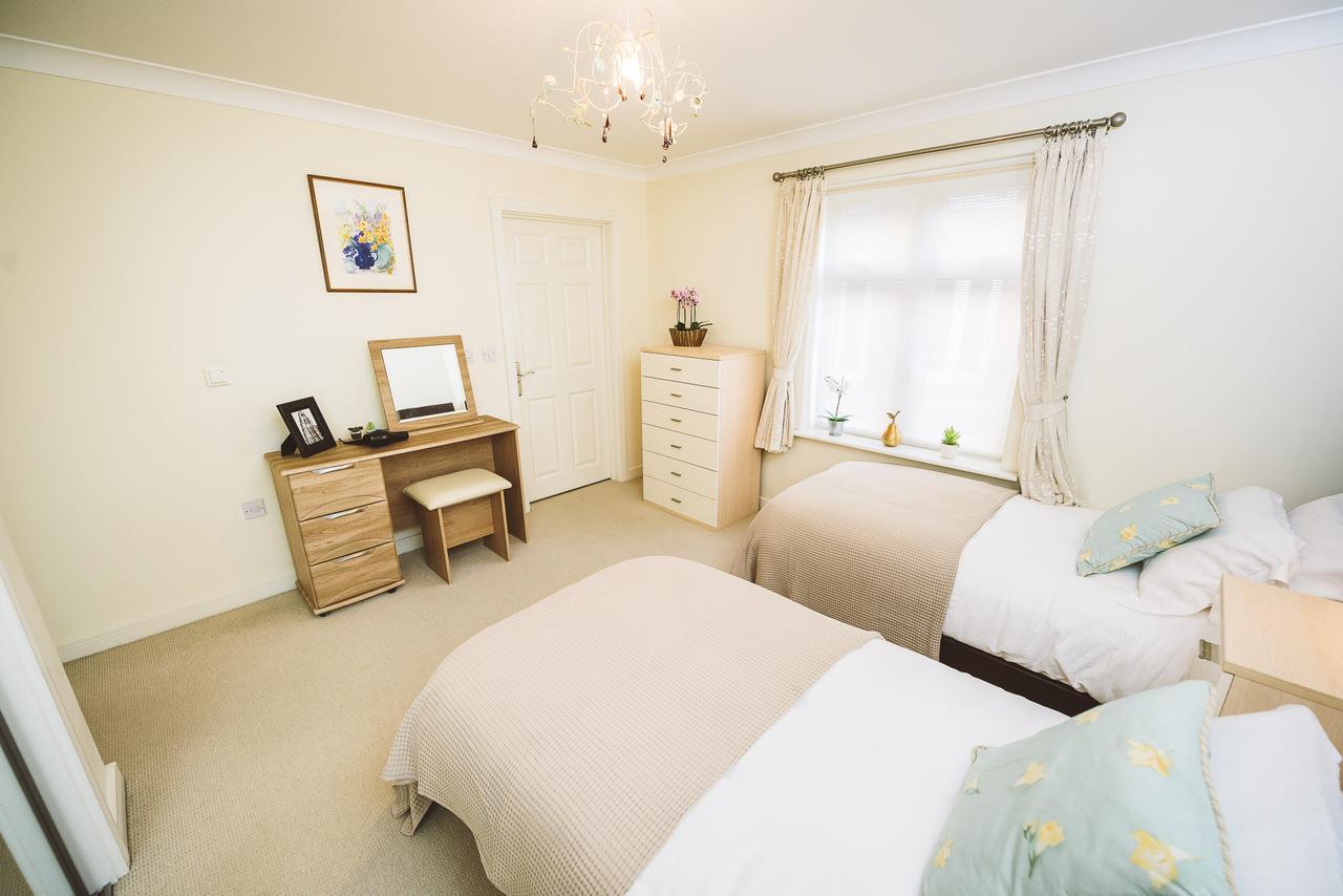 Charming Two Bedroom Apartment With Free Private Parking Leatherhead Bagian luar foto