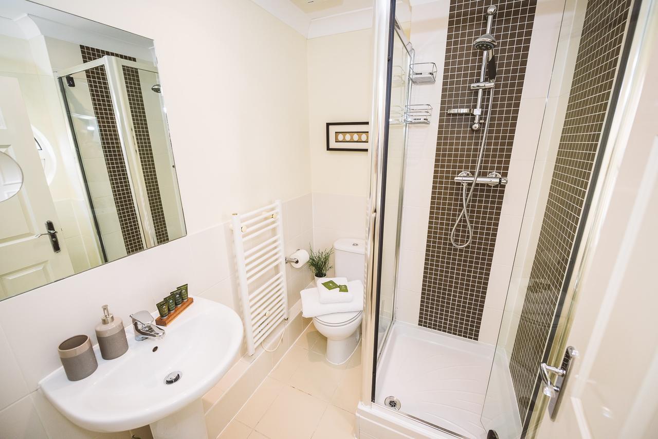 Charming Two Bedroom Apartment With Free Private Parking Leatherhead Bagian luar foto