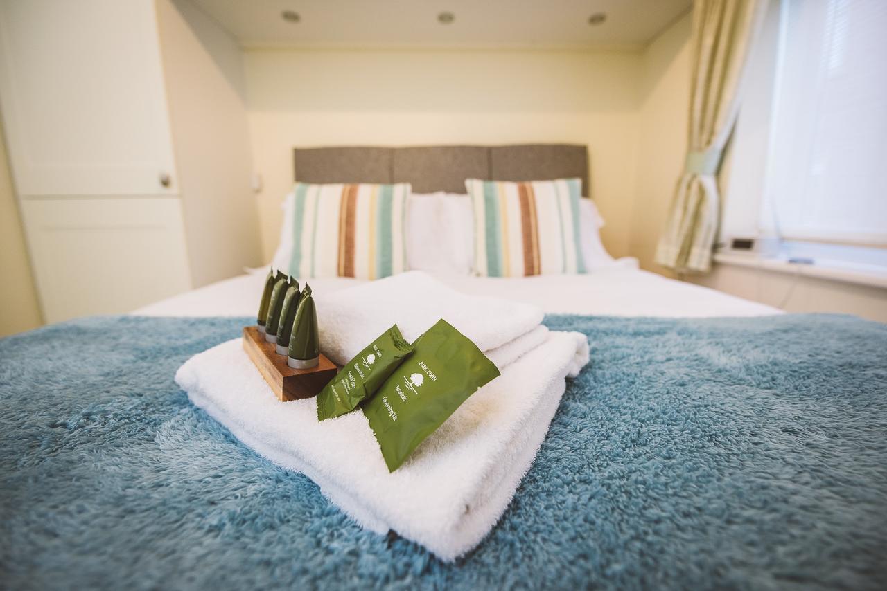Charming Two Bedroom Apartment With Free Private Parking Leatherhead Bagian luar foto