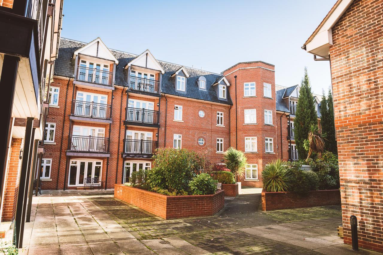 Charming Two Bedroom Apartment With Free Private Parking Leatherhead Bagian luar foto