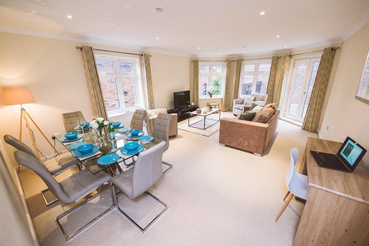 Charming Two Bedroom Apartment With Free Private Parking Leatherhead Bagian luar foto