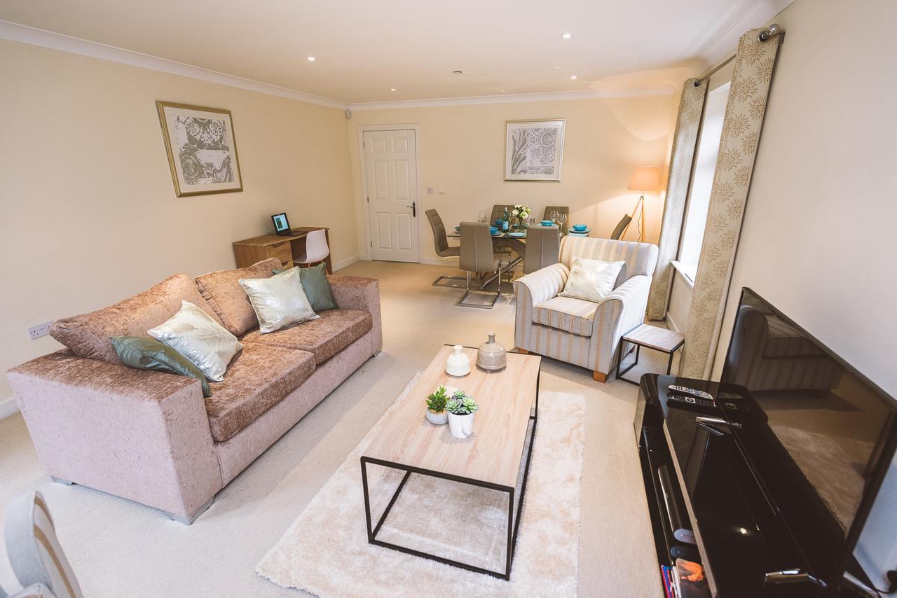 Charming Two Bedroom Apartment With Free Private Parking Leatherhead Bagian luar foto