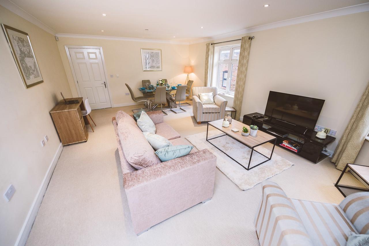 Charming Two Bedroom Apartment With Free Private Parking Leatherhead Bagian luar foto