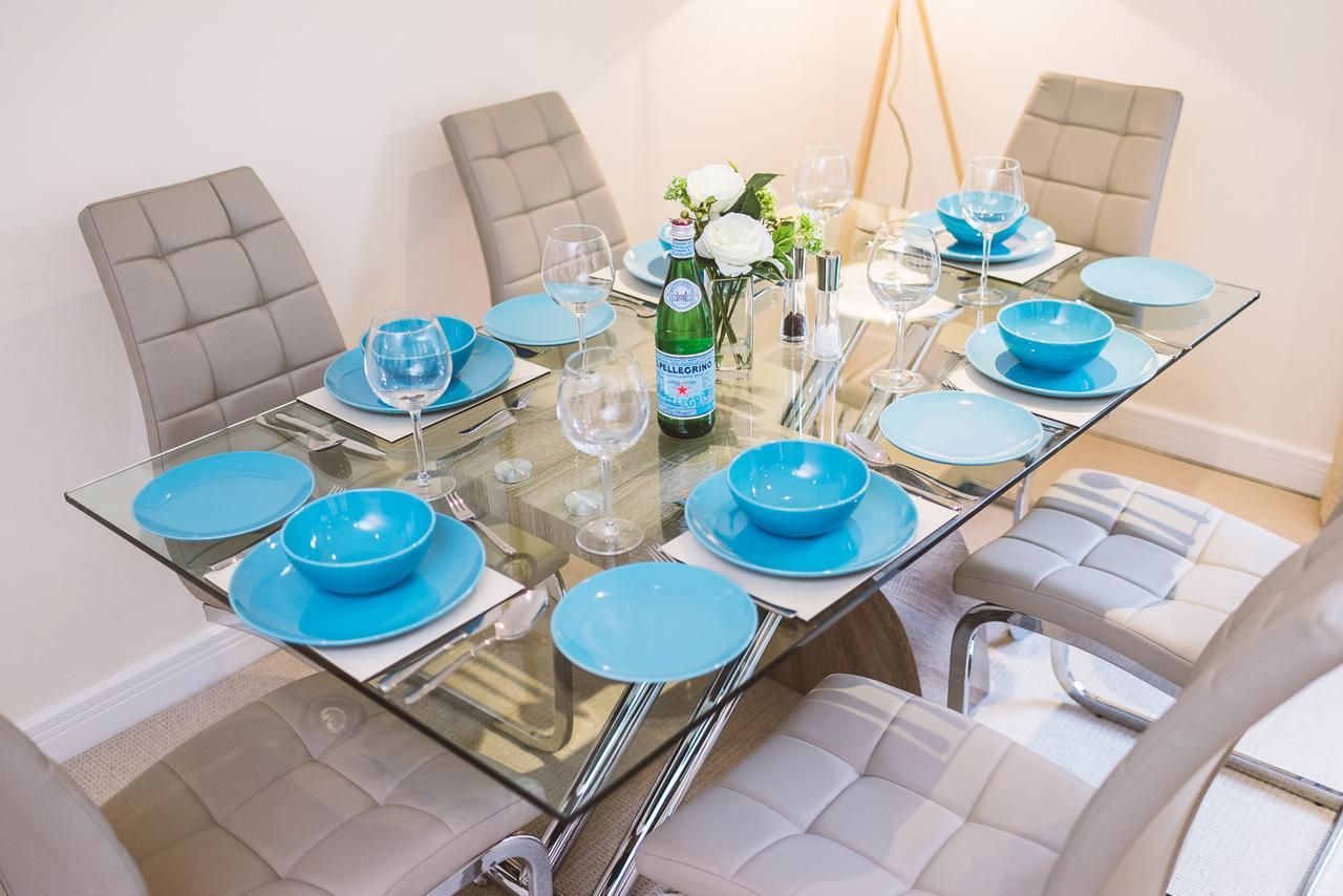 Charming Two Bedroom Apartment With Free Private Parking Leatherhead Bagian luar foto