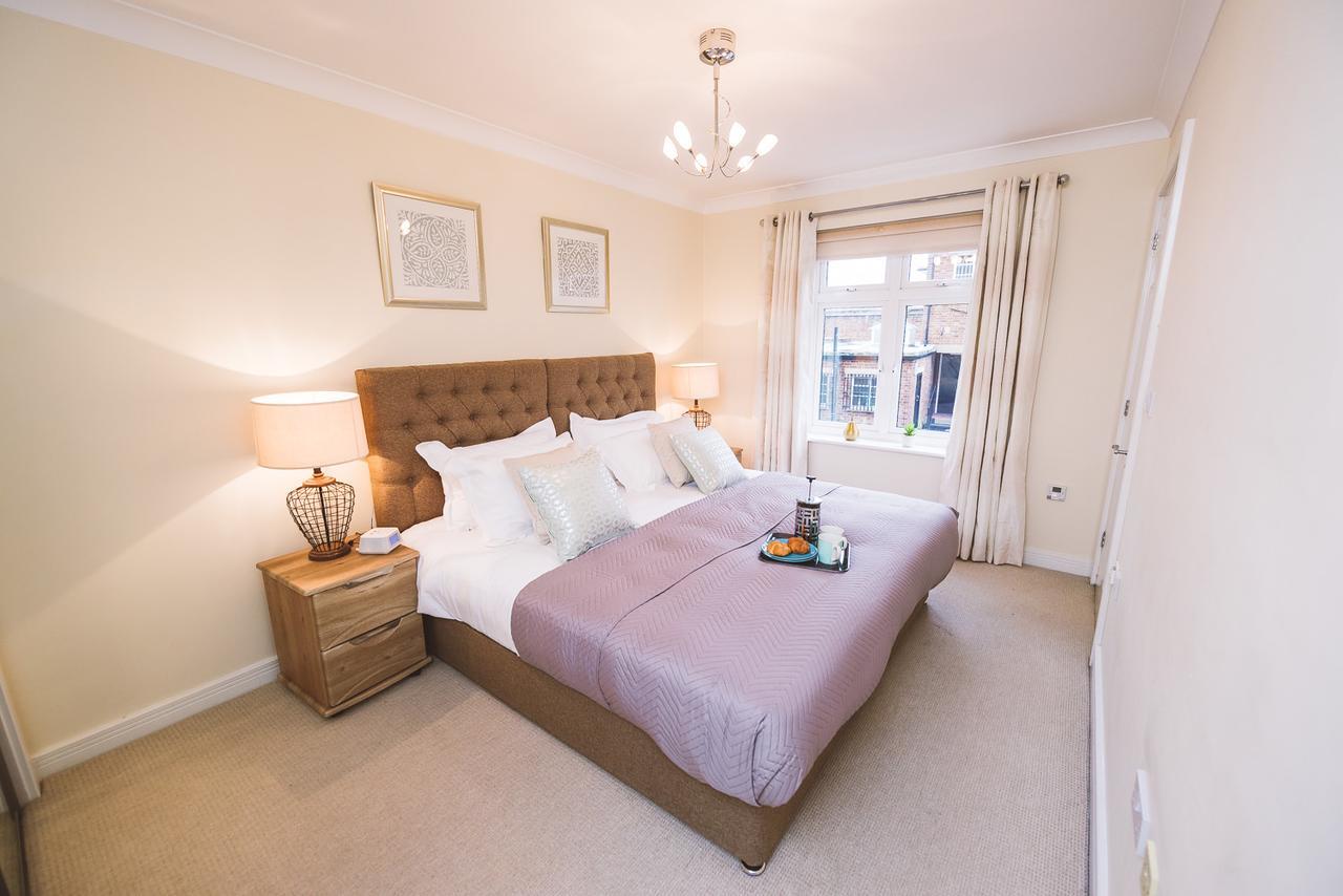 Charming Two Bedroom Apartment With Free Private Parking Leatherhead Bagian luar foto