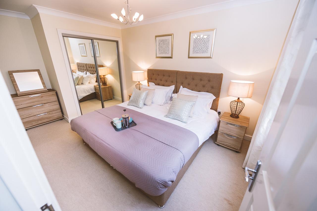 Charming Two Bedroom Apartment With Free Private Parking Leatherhead Bagian luar foto