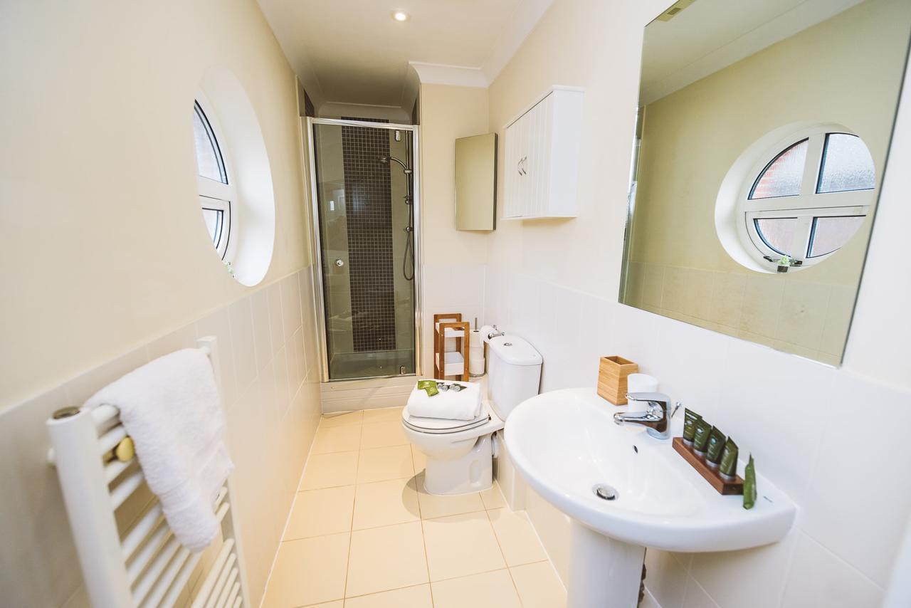 Charming Two Bedroom Apartment With Free Private Parking Leatherhead Bagian luar foto