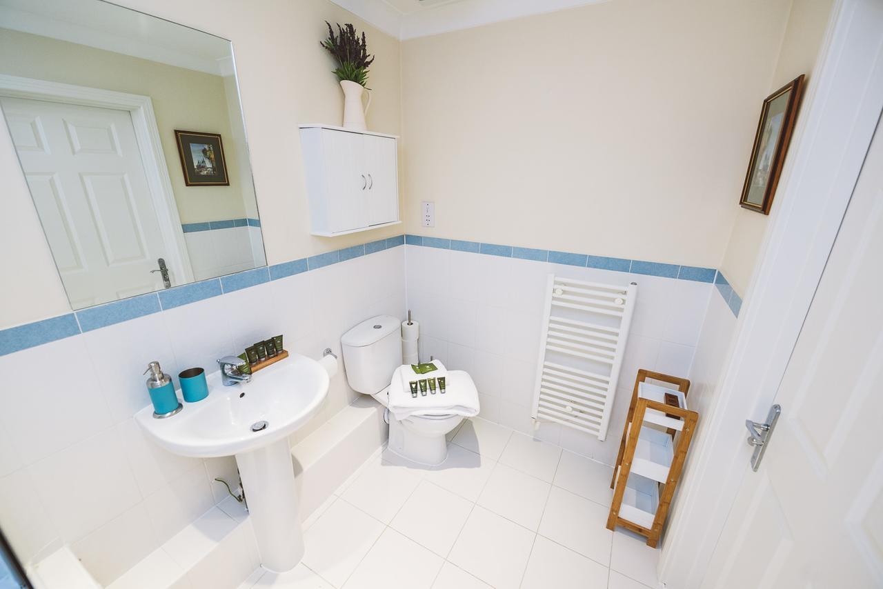 Charming Two Bedroom Apartment With Free Private Parking Leatherhead Bagian luar foto