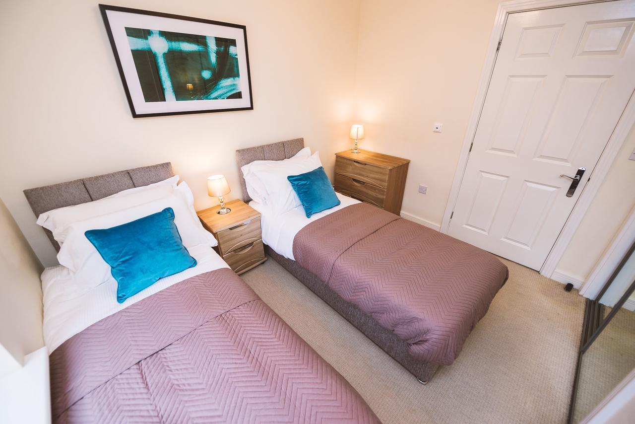 Charming Two Bedroom Apartment With Free Private Parking Leatherhead Bagian luar foto