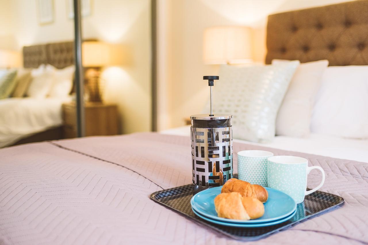 Charming Two Bedroom Apartment With Free Private Parking Leatherhead Bagian luar foto