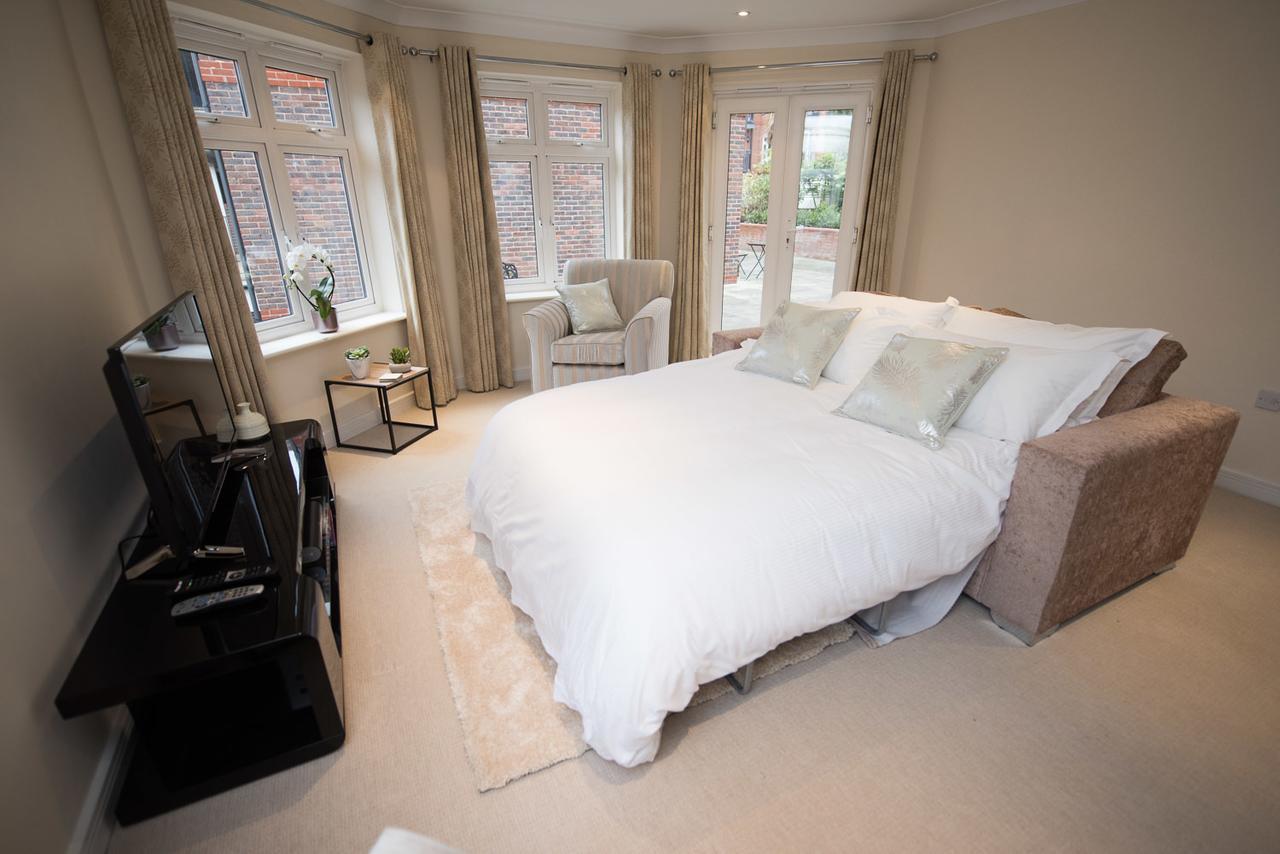 Charming Two Bedroom Apartment With Free Private Parking Leatherhead Bagian luar foto