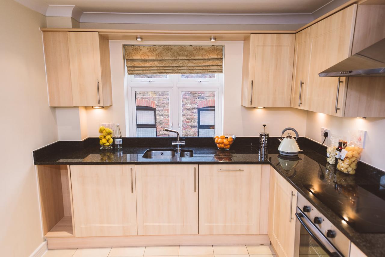 Charming Two Bedroom Apartment With Free Private Parking Leatherhead Bagian luar foto