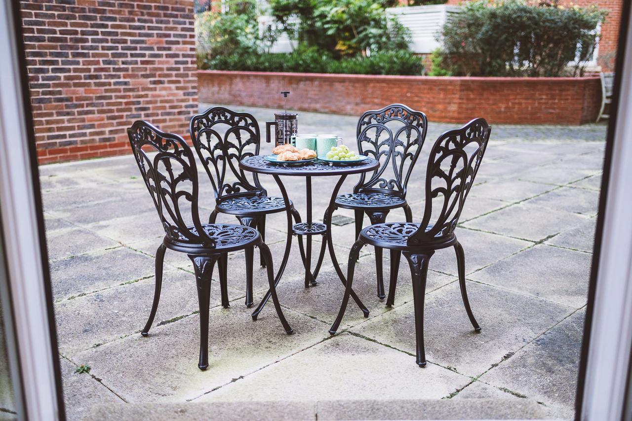 Charming Two Bedroom Apartment With Free Private Parking Leatherhead Bagian luar foto