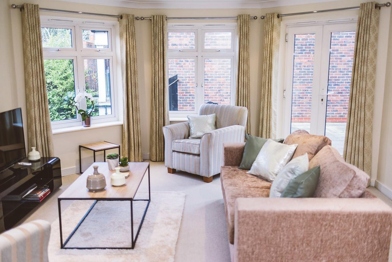 Charming Two Bedroom Apartment With Free Private Parking Leatherhead Bagian luar foto
