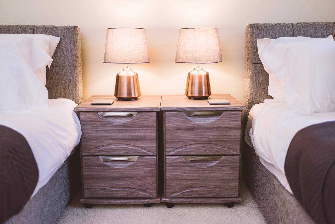 Charming Two Bedroom Apartment With Free Private Parking Leatherhead Bagian luar foto