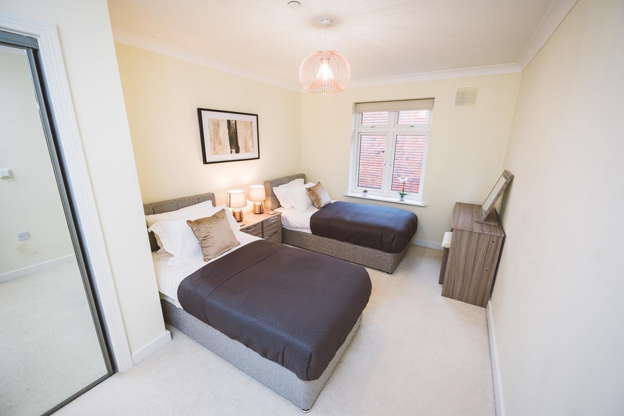 Charming Two Bedroom Apartment With Free Private Parking Leatherhead Bagian luar foto