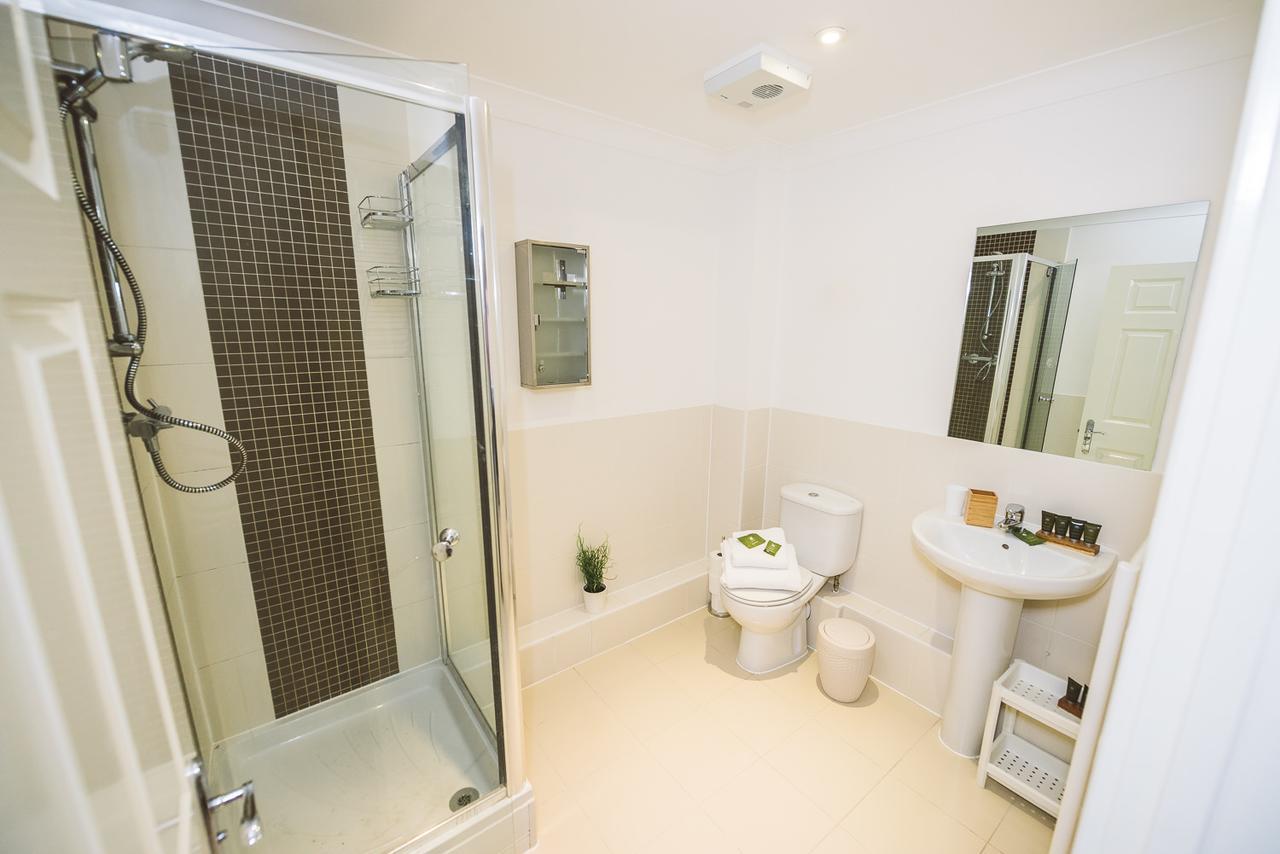 Charming Two Bedroom Apartment With Free Private Parking Leatherhead Bagian luar foto