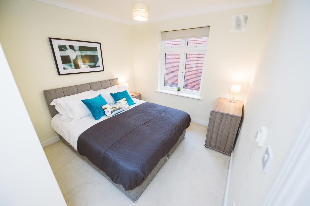 Charming Two Bedroom Apartment With Free Private Parking Leatherhead Bagian luar foto