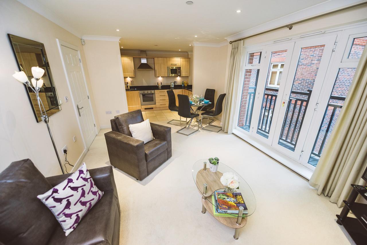 Charming Two Bedroom Apartment With Free Private Parking Leatherhead Bagian luar foto