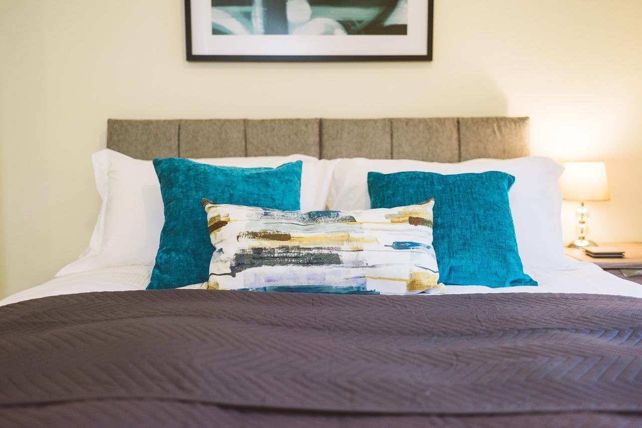 Charming Two Bedroom Apartment With Free Private Parking Leatherhead Bagian luar foto