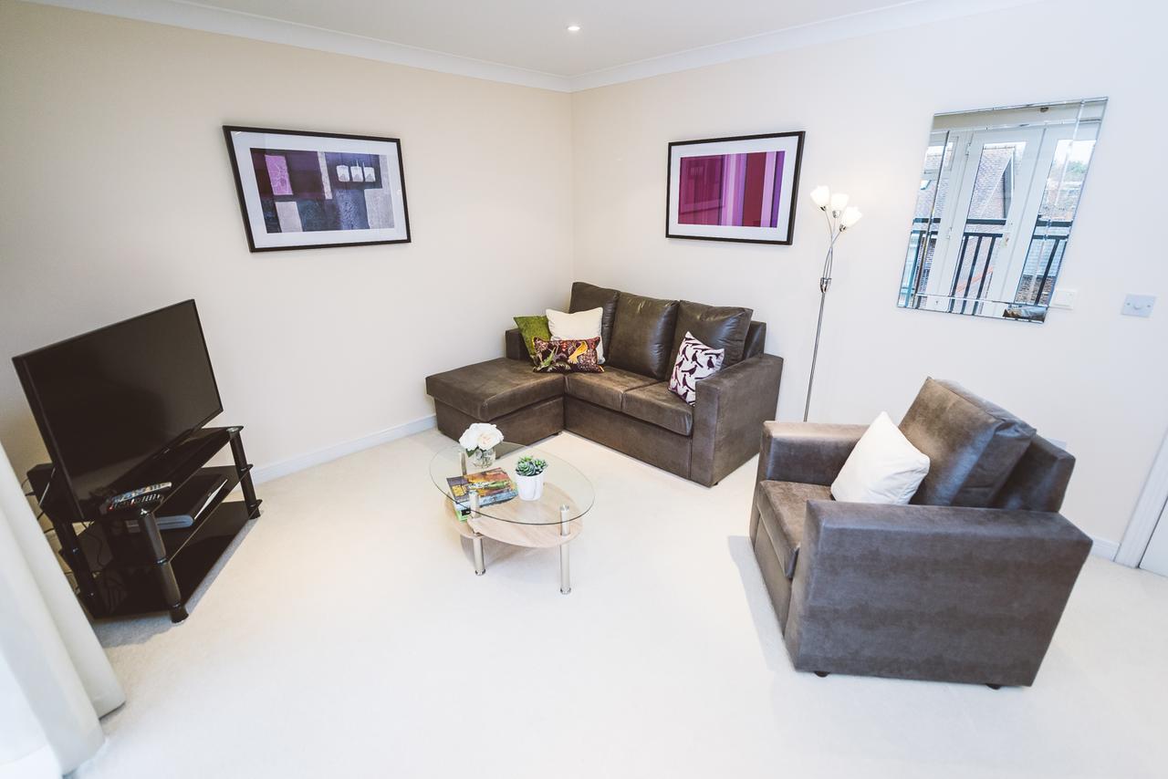 Charming Two Bedroom Apartment With Free Private Parking Leatherhead Bagian luar foto
