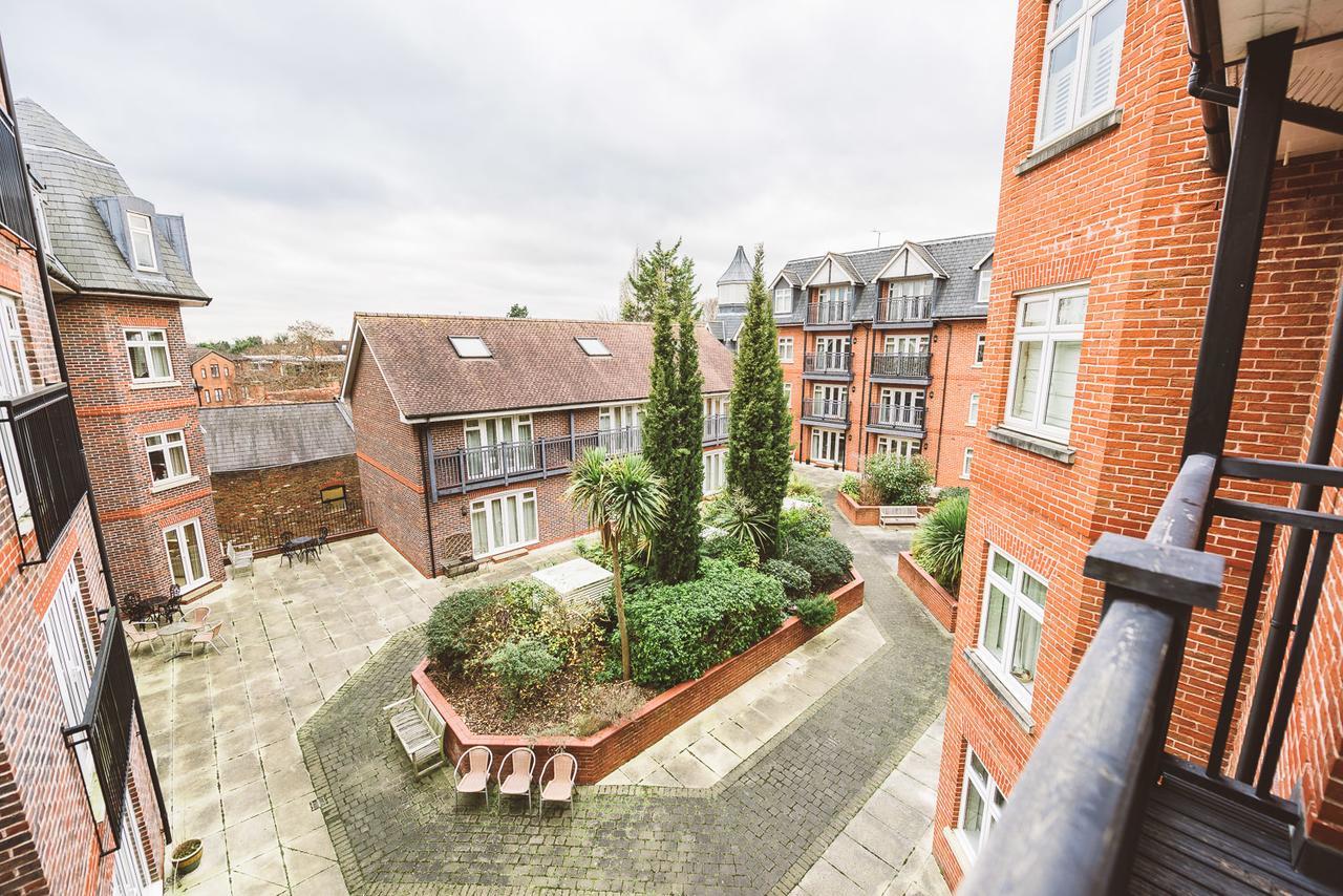 Charming Two Bedroom Apartment With Free Private Parking Leatherhead Bagian luar foto