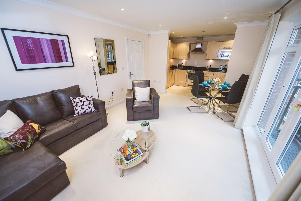 Charming Two Bedroom Apartment With Free Private Parking Leatherhead Bagian luar foto