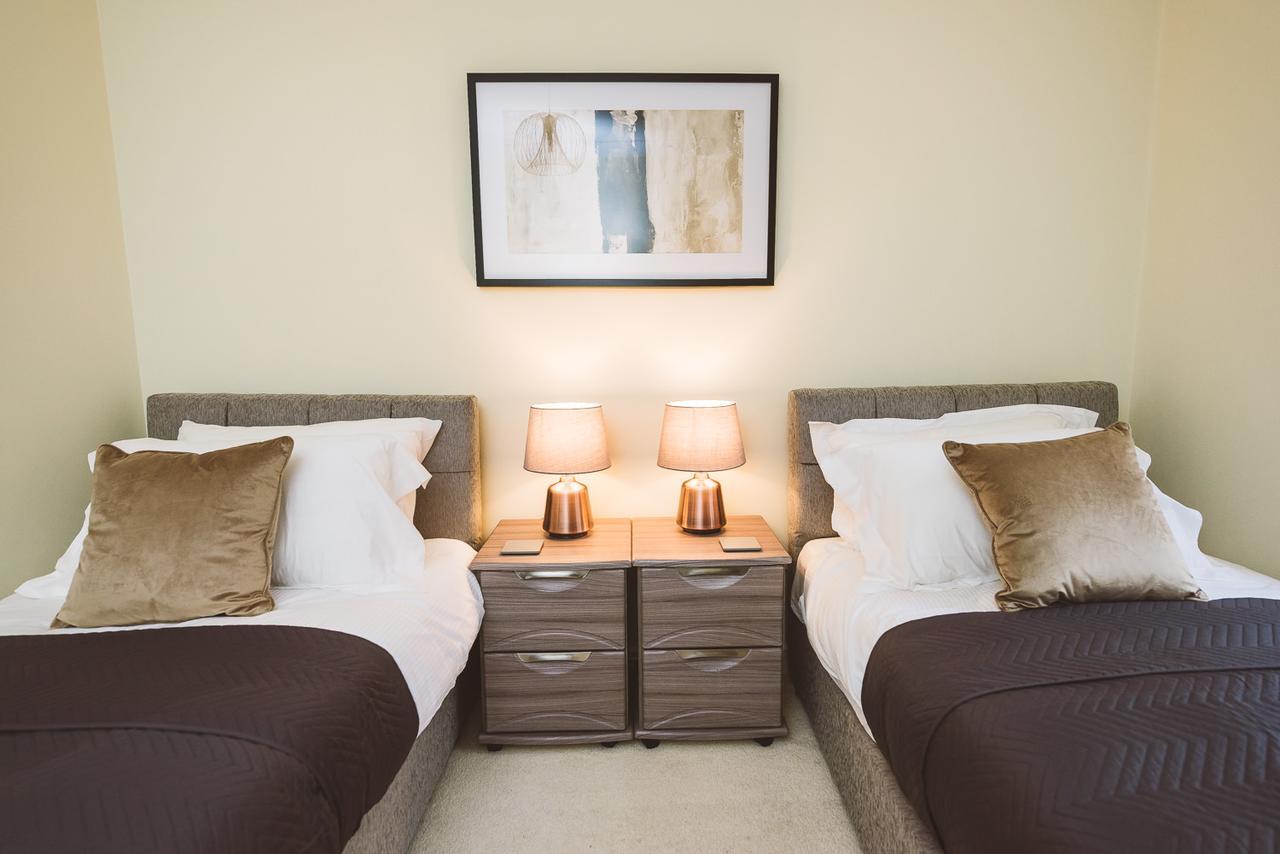 Charming Two Bedroom Apartment With Free Private Parking Leatherhead Bagian luar foto