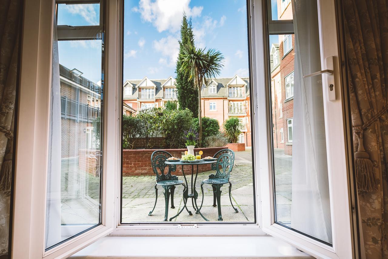 Charming Two Bedroom Apartment With Free Private Parking Leatherhead Bagian luar foto