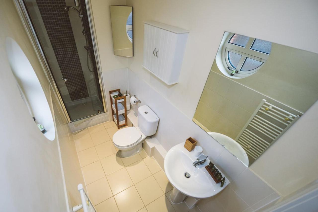 Charming Two Bedroom Apartment With Free Private Parking Leatherhead Bagian luar foto