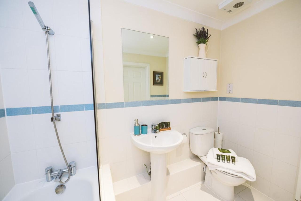 Charming Two Bedroom Apartment With Free Private Parking Leatherhead Bagian luar foto